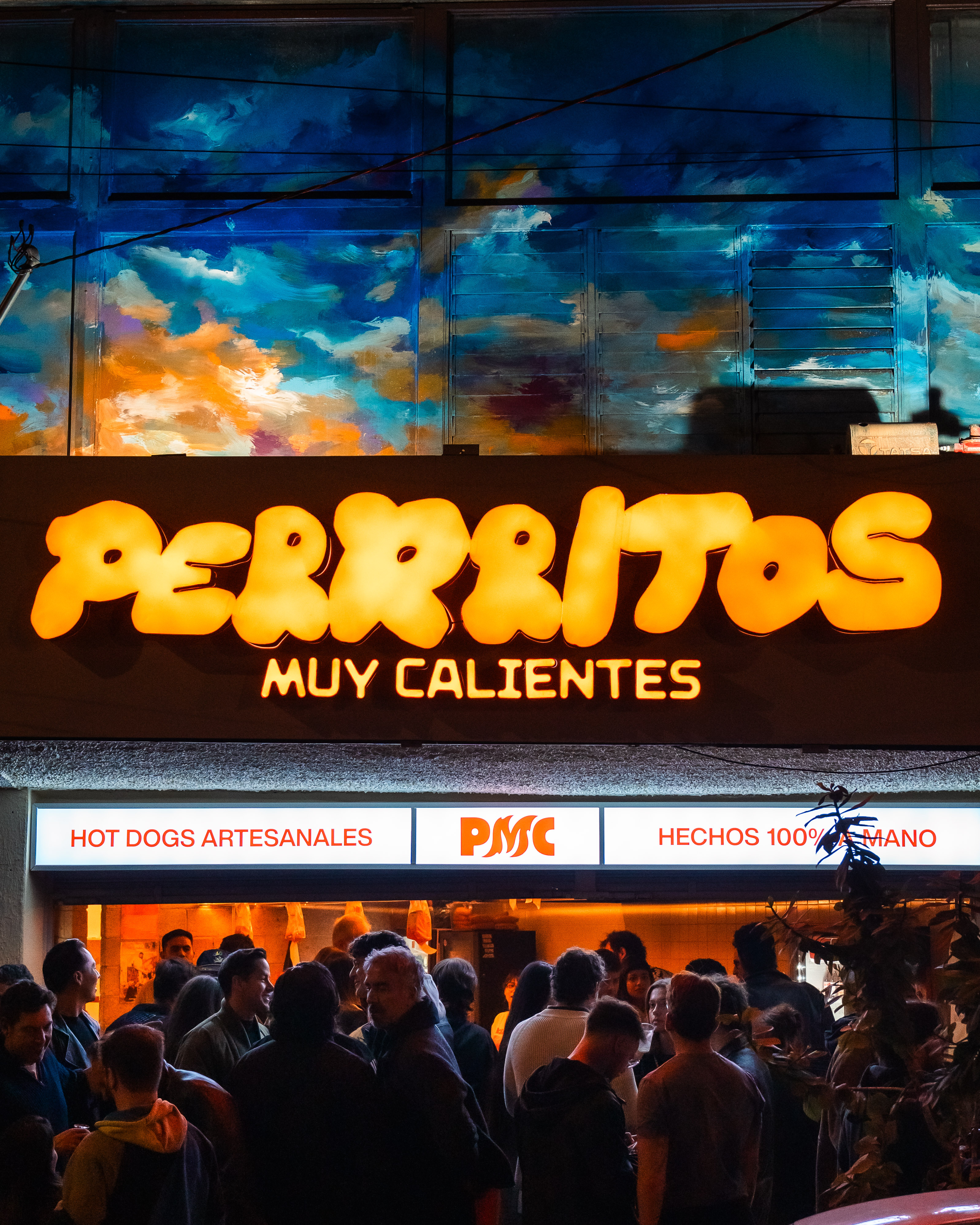 Perrritos Muy Calientes local lleno